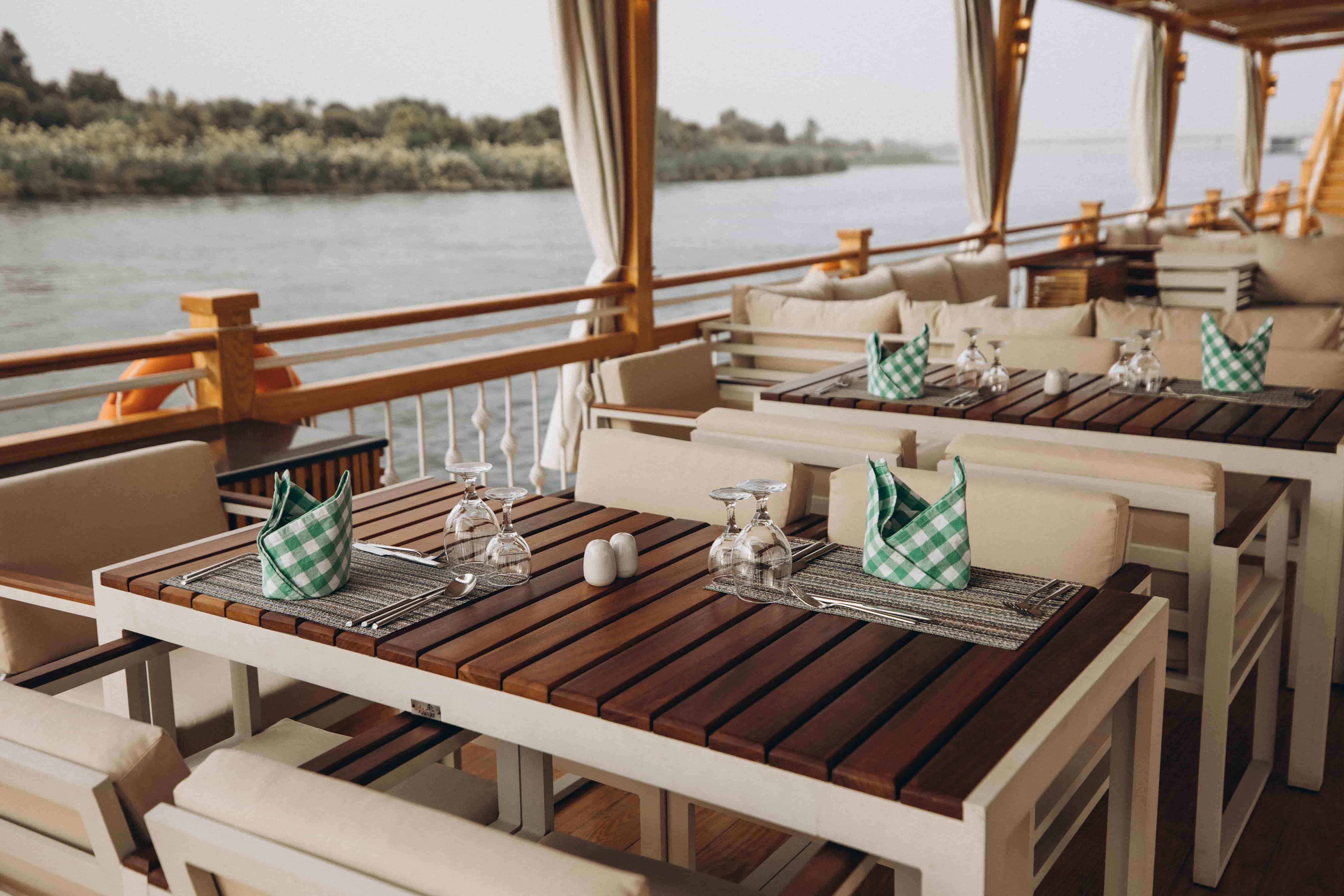 Open-air dining aboard La Rose Dahabiya